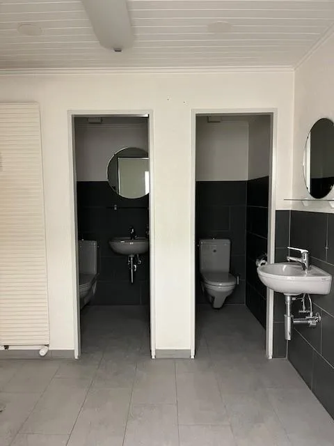 Espaces généreux avec cour intérieure verte