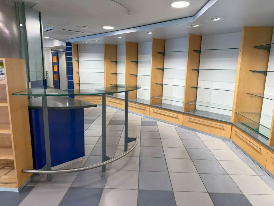 Locaux commerciaux polyvalents dans un excellent emplacement de trafic