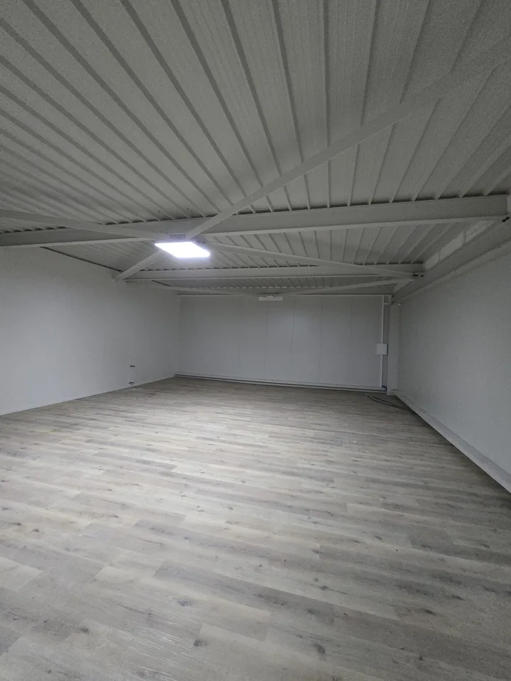 Schönes neues Lokal im 1. Stock mit 116m2 und einem inklusiven Parkplatz