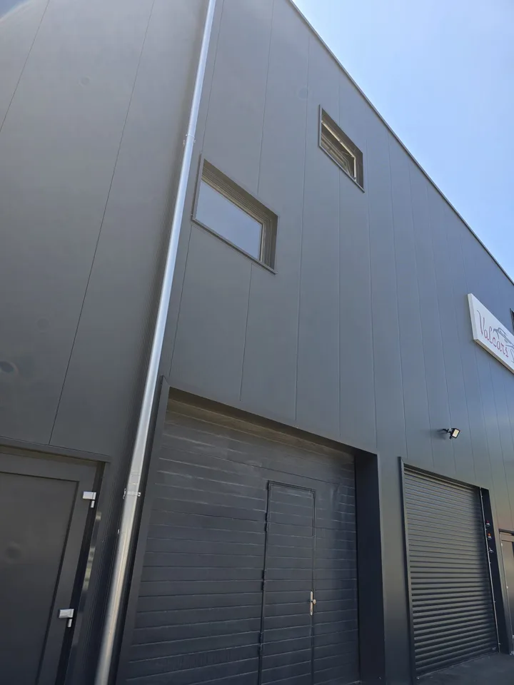 Schönes neues Lokal im 1. Stock mit 116m2 und einem inklusiven Parkplatz