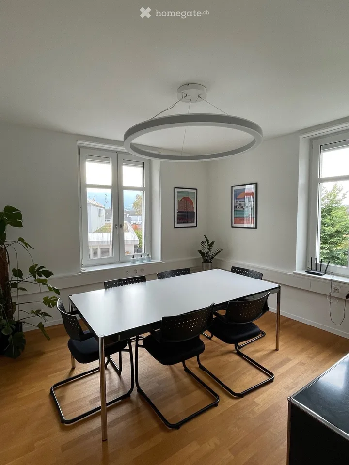 Bello studio individuale in una comunità di uffici