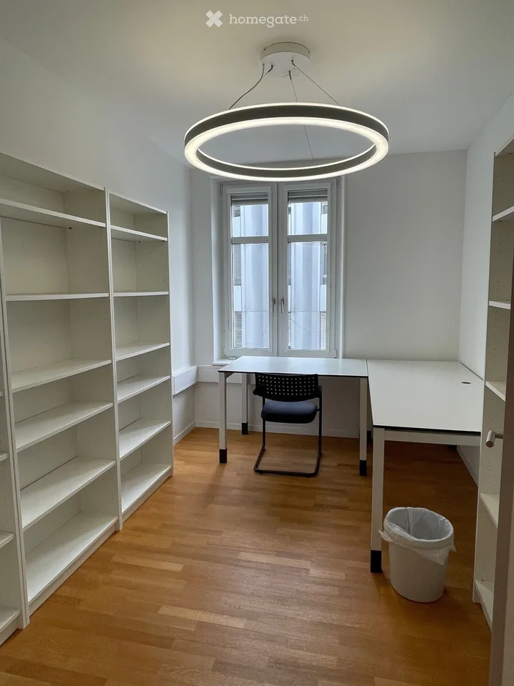 Bello studio individuale in una comunità di uffici