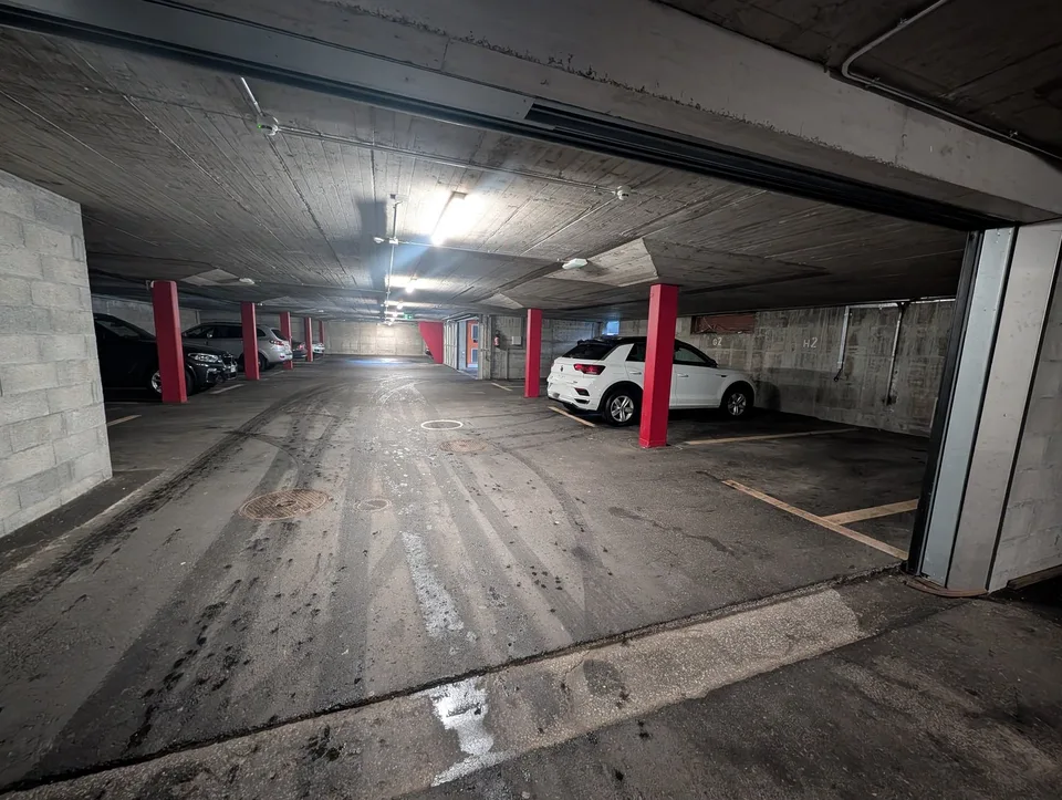 Zu vermieten! Überdachte oder innenliegende Parkplätze, nahe dem Bahnhof, in Martigny! – Foto 8 von 10