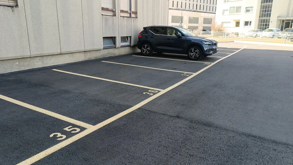 Zu vermieten! Überdachte oder innenliegende Parkplätze, nahe dem Bahnhof, in Martigny!