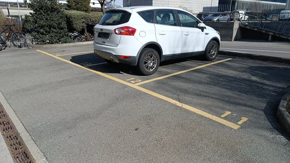 Zu vermieten! Überdachte oder innenliegende Parkplätze, nahe dem Bahnhof, in Martigny!