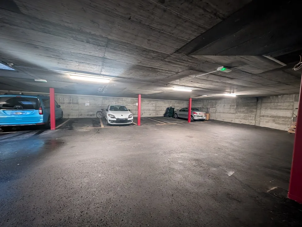 Zu vermieten! Überdachte oder innenliegende Parkplätze, nahe dem Bahnhof, in Martigny! – Foto 7 von 10