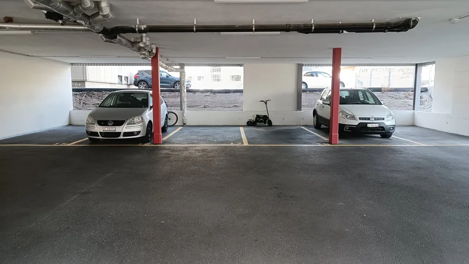 Zu vermieten! Überdachte oder innenliegende Parkplätze, nahe dem Bahnhof, in Martigny!