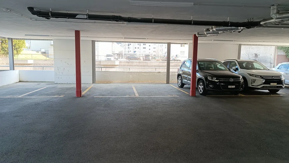Zu vermieten! Überdachte oder innenliegende Parkplätze, nahe dem Bahnhof, in Martigny!