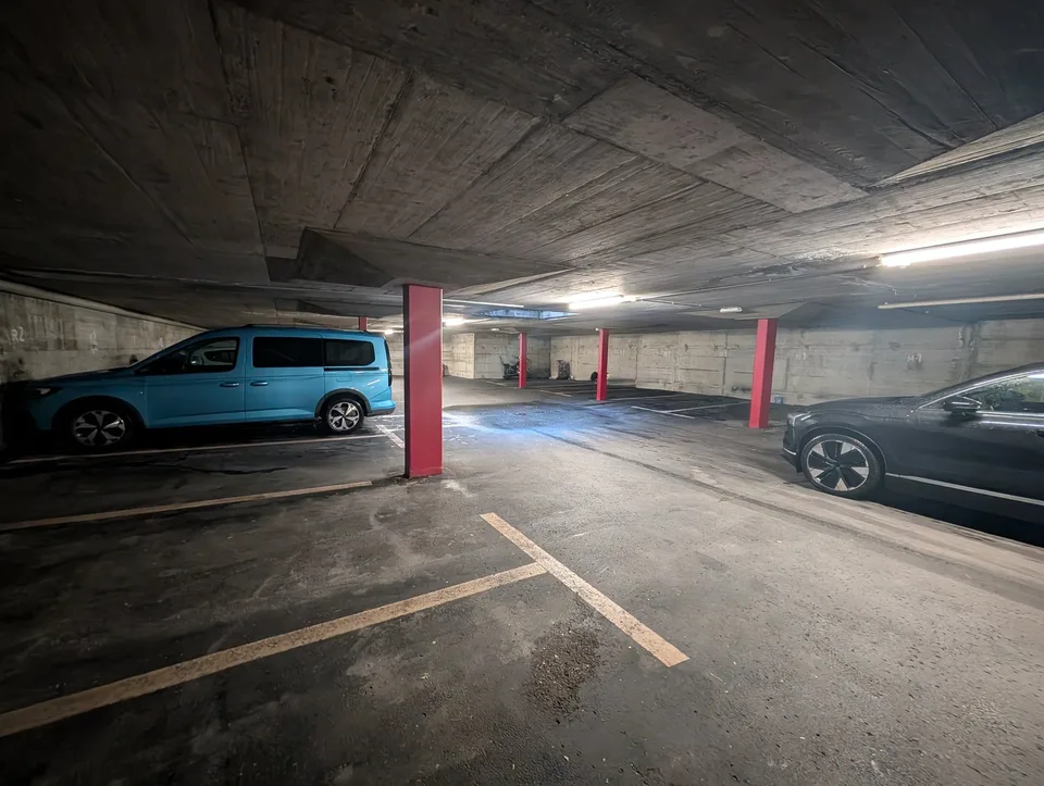 Zu vermieten! Überdachte oder innenliegende Parkplätze, nahe dem Bahnhof, in Martigny! – Foto 6 von 10
