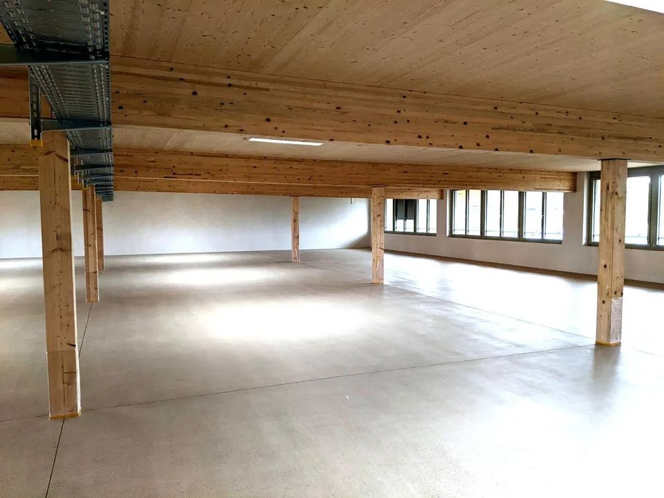 Votre surface de production au rez-de-chaussée avec un bureau dans un immeuble neuf