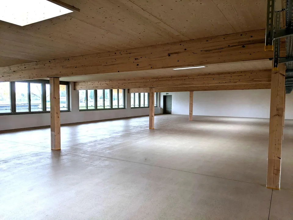 Votre surface de production au rez-de-chaussée avec un bureau dans un immeuble neuf