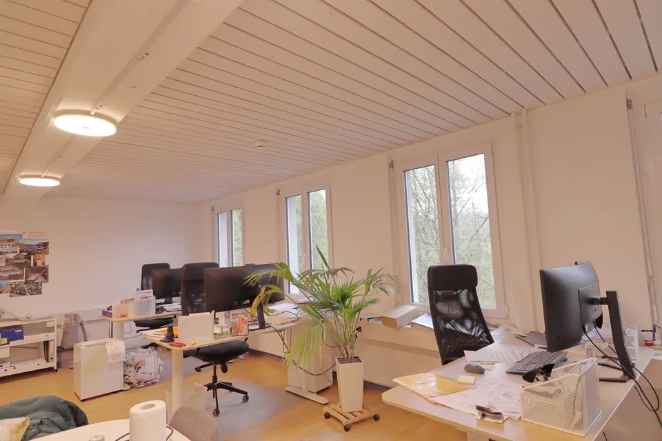 Büro, Praxis, Lagerräume, Parkplätze verfügbar