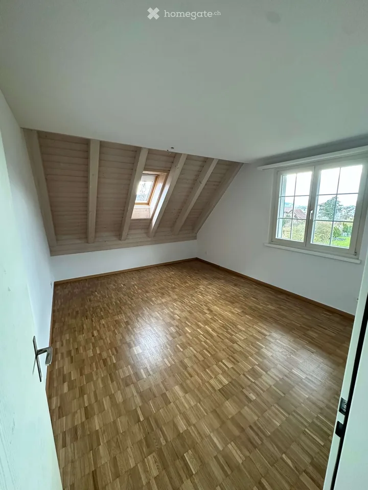 Grosszügige 5.5-Zimmer-Dachwohnung in Buchs ZH