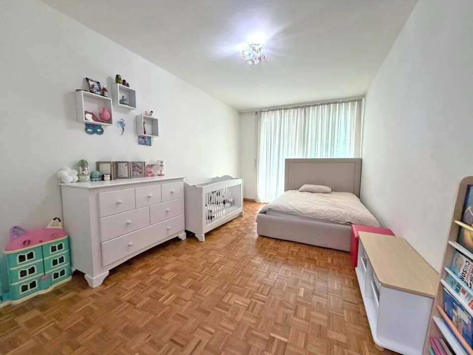 Beautiful spacious apartment with two balconies – photo 16 of 19