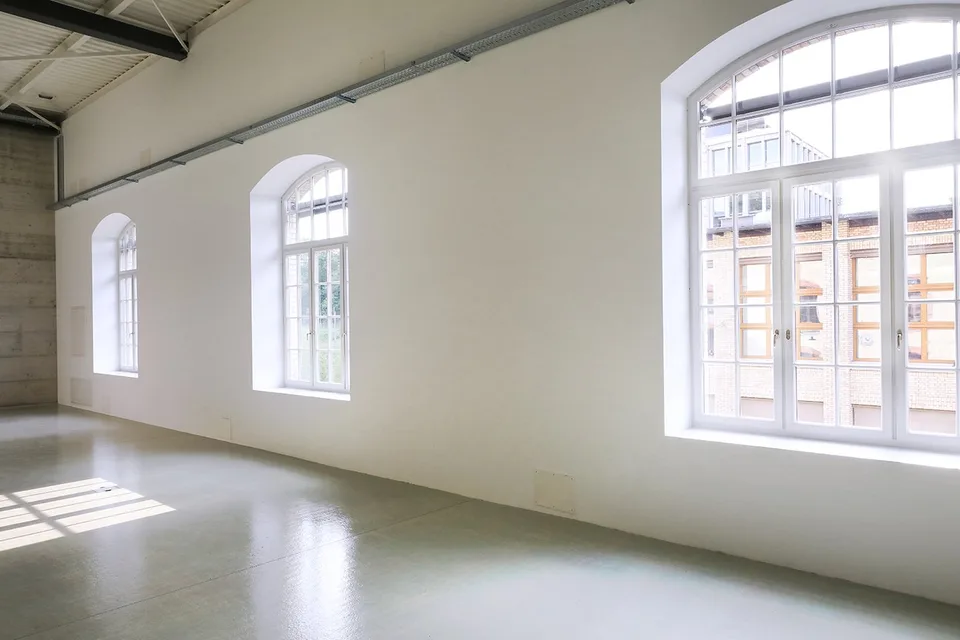 Moderne Loftfläche mit Mezzanin und grandiosem Industriecharakter – Foto 9 von 11