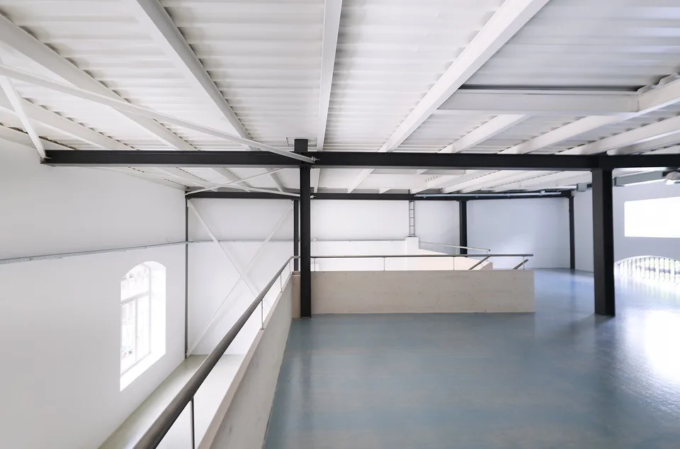 Moderne Loftfläche mit Mezzanin und grandiosem Industriecharakter – Foto 6 von 11