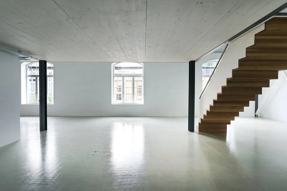 Spazio loft moderno con mezzanino e carattere industriale impressionante