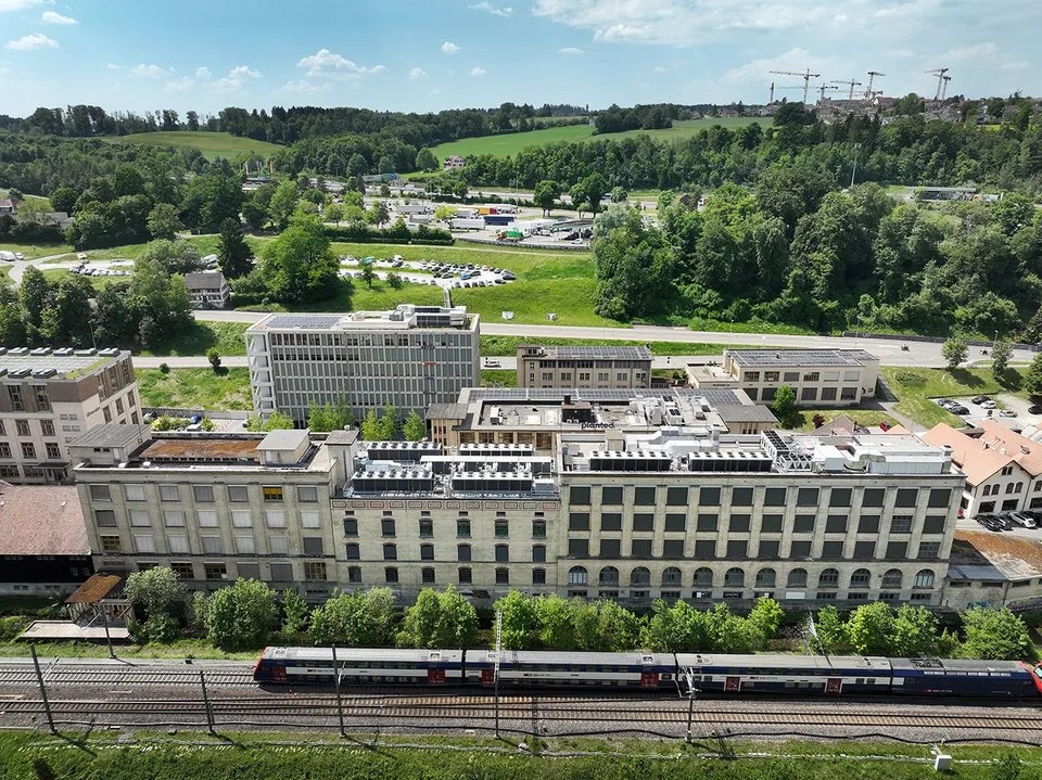 Moderne Loftfläche mit Mezzanin und grandiosem Industriecharakter