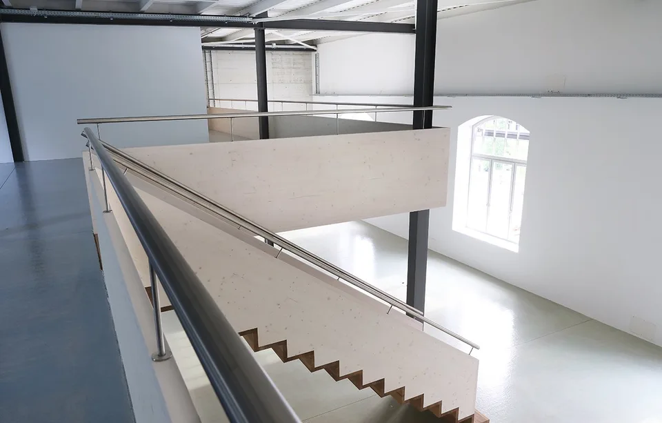 Moderne Loftfläche mit Mezzanin und grandiosem Industriecharakter – Foto 7 von 11