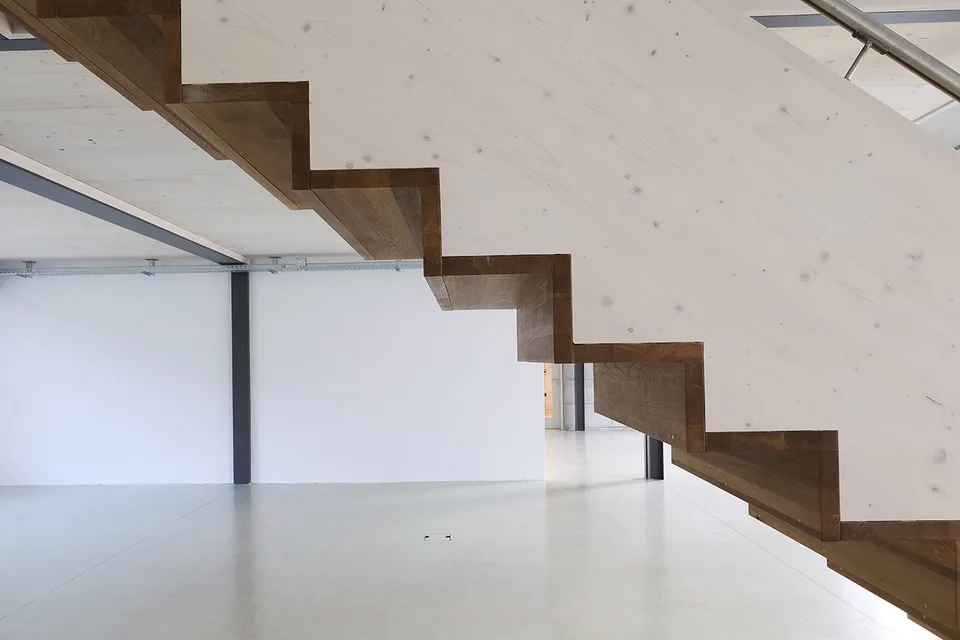 Moderne Loftfläche mit Mezzanin und grandiosem Industriecharakter – Foto 8 von 11