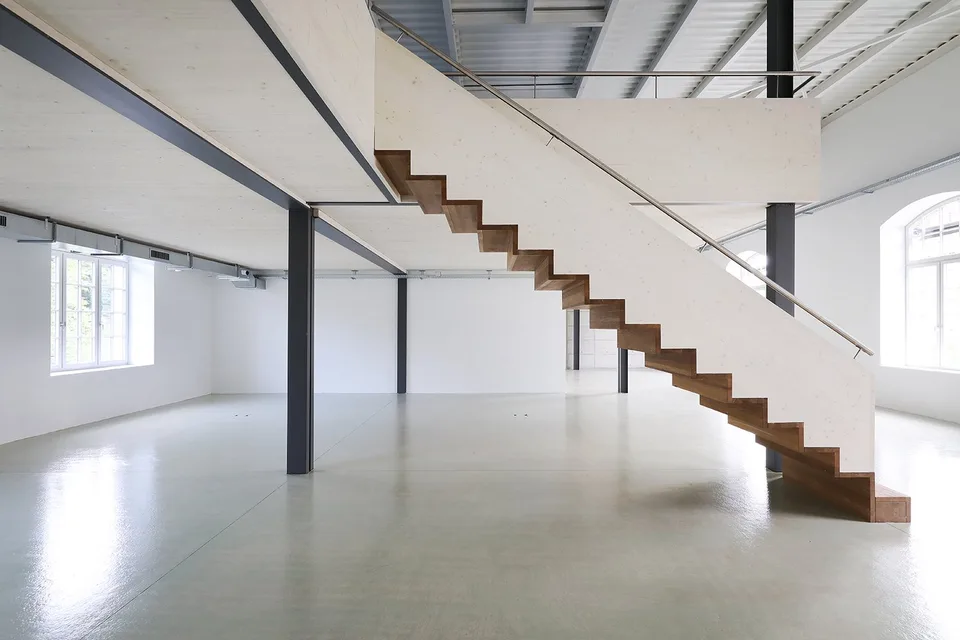 Spazio loft moderno con mezzanino e carattere industriale impressionante