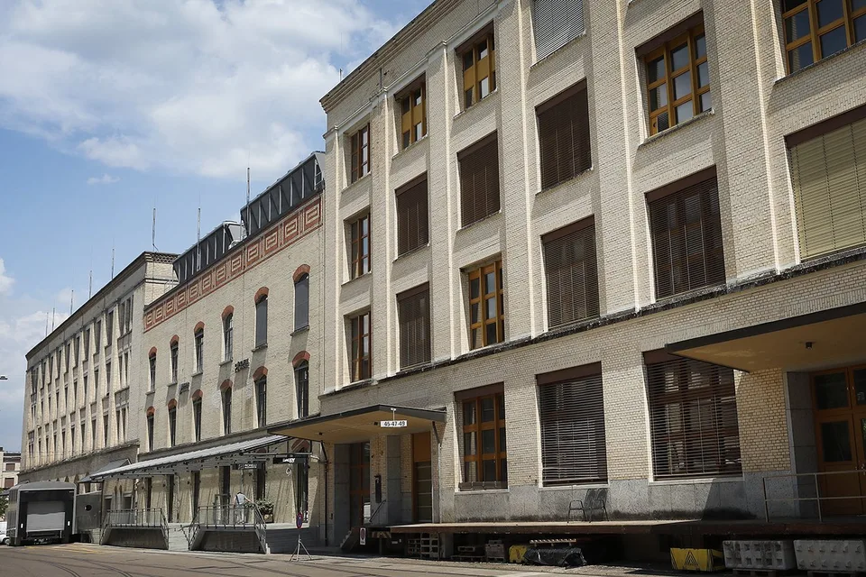 Spazio loft moderno con mezzanino e carattere industriale impressionante