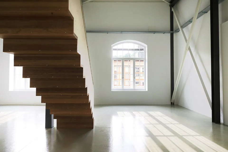 Moderne Loftfläche mit Mezzanin und grandiosem Industriecharakter – Foto 10 von 11