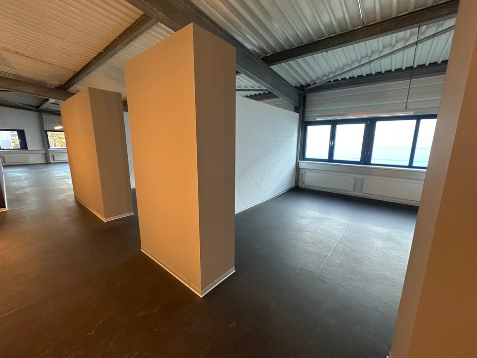 Uffici attrattivi (420m2), opzionali con area di stoccaggio (260m2) a Pfäffikon ZH