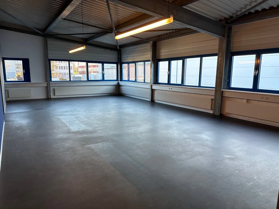 Uffici attrattivi (420m2), opzionali con area di stoccaggio (260m2) a Pfäffikon ZH