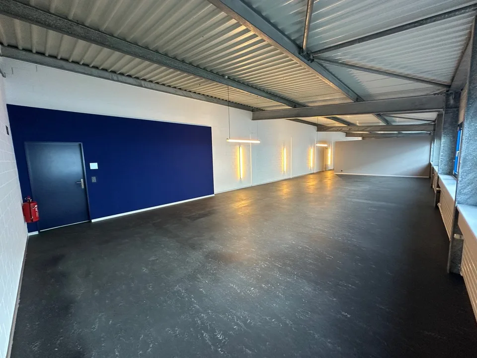 Uffici attrattivi (420m2), opzionali con area di stoccaggio (260m2) a Pfäffikon ZH