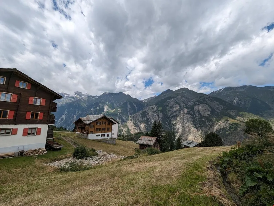 Terrain de construction intéressant pour des maisons multifamiliales dans un excellent emplacement à Grächen
