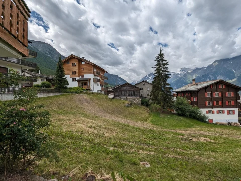 Terrain de construction intéressant pour des maisons multifamiliales dans un excellent emplacement à Grächen