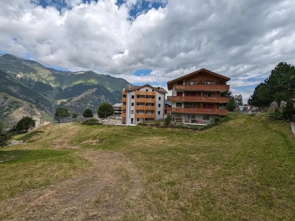 Terrain de construction intéressant pour des maisons multifamiliales dans un excellent emplacement à Grächen