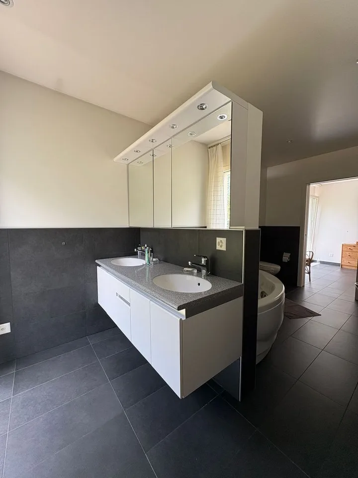 Casa unifamiliare con ampio giardino in posizione tranquilla a Grono – foto 11 di 13