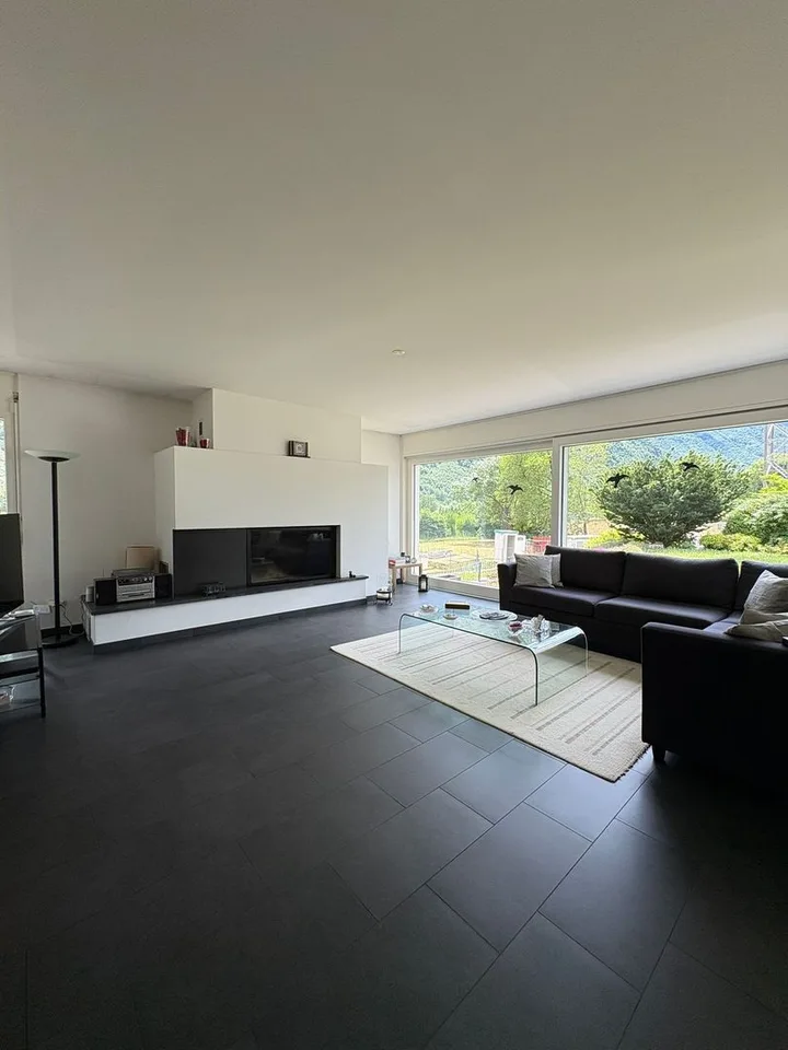 Casa unifamiliare con ampio giardino in posizione tranquilla a Grono – foto 8 di 13
