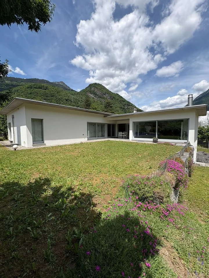Casa unifamiliare con ampio giardino in posizione tranquilla a Grono