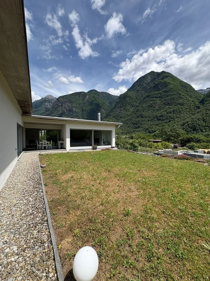 Maison unifamiliale avec grand jardin dans un endroit calme à Grono