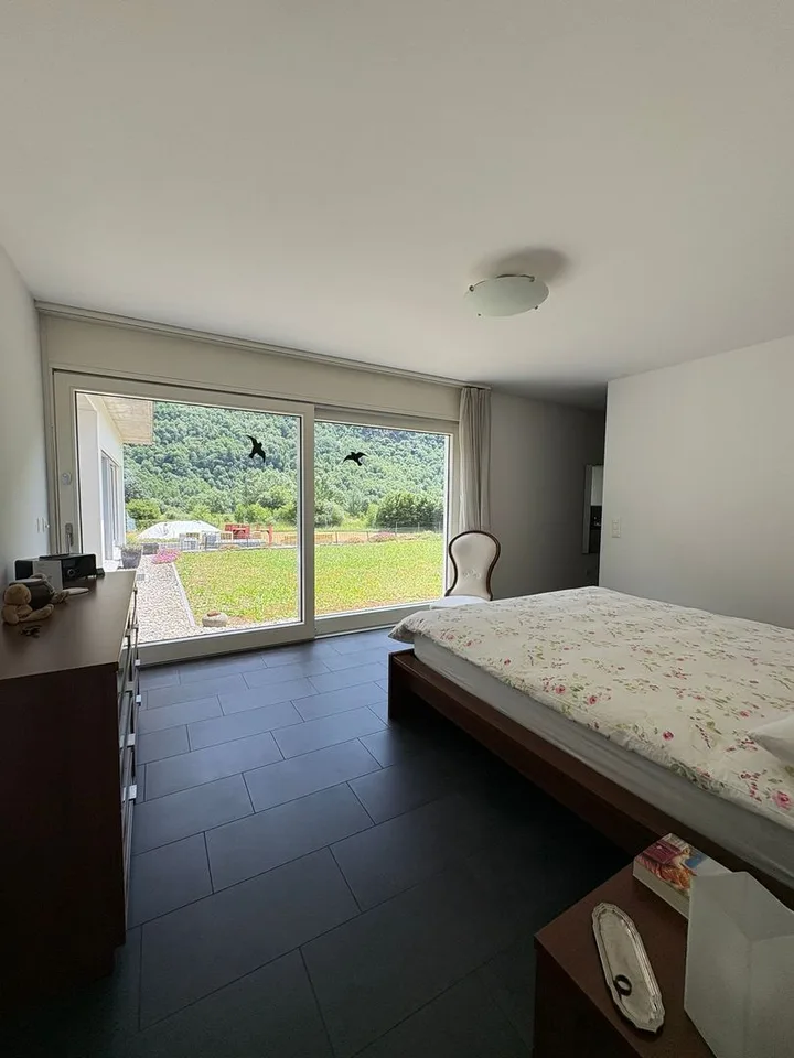 Casa unifamiliare con ampio giardino in posizione tranquilla a Grono – foto 9 di 13