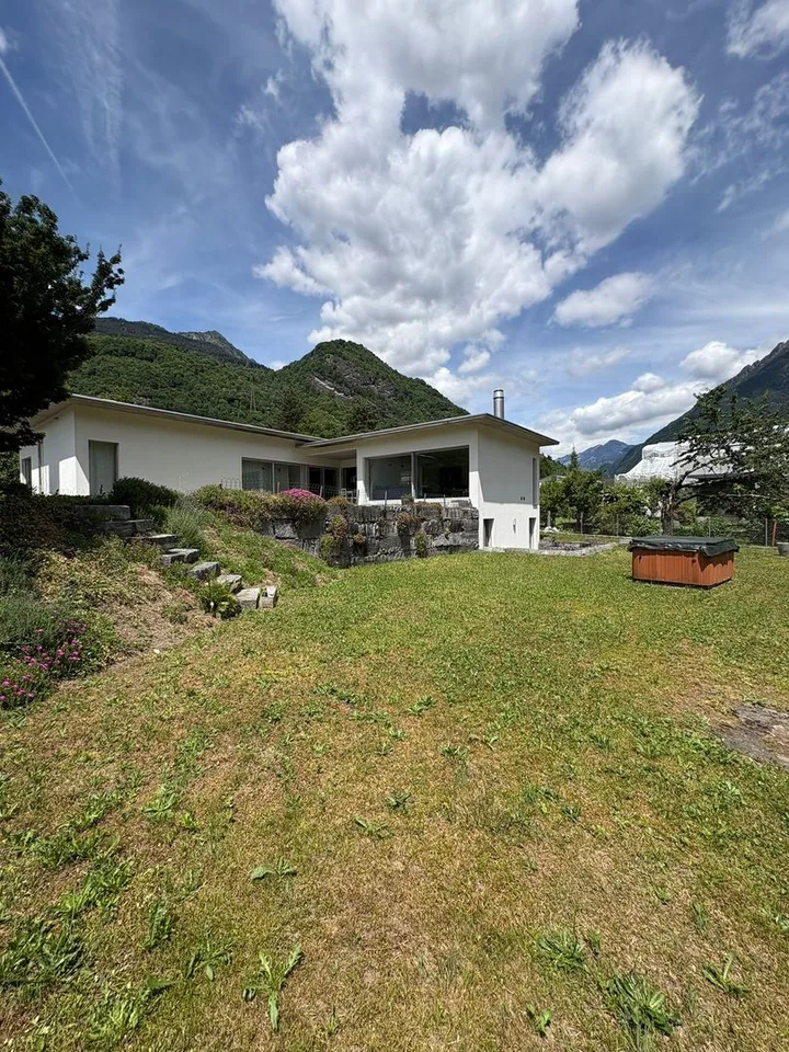Maison unifamiliale avec grand jardin dans un endroit calme à Grono