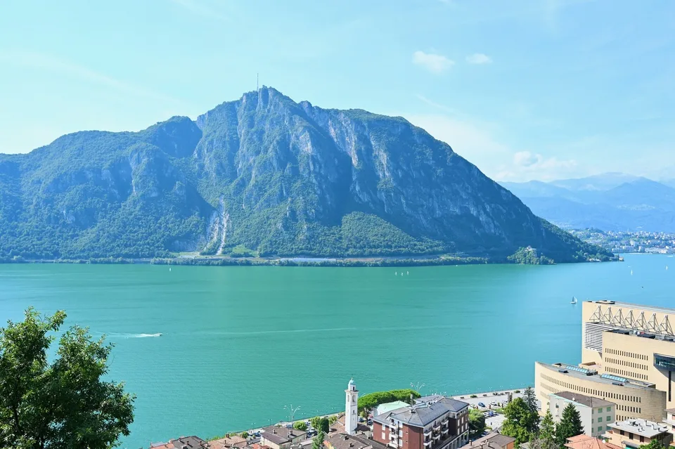 Villa mit 2 unabhängigen Apartments und herrlicher Seeblick auf 180 Grad