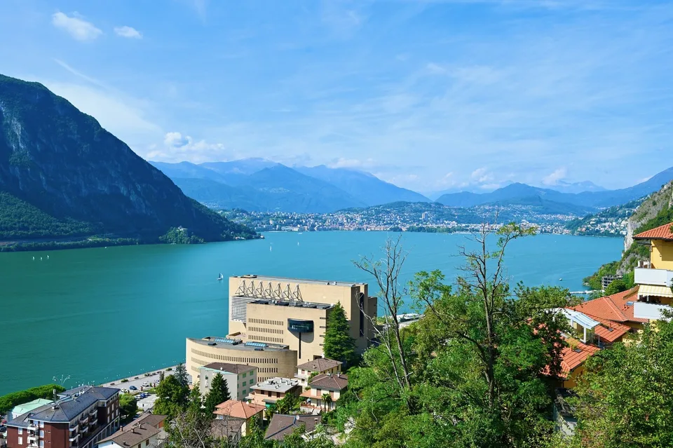 Villa mit 2 unabhängigen Apartments und herrlicher Seeblick auf 180 Grad