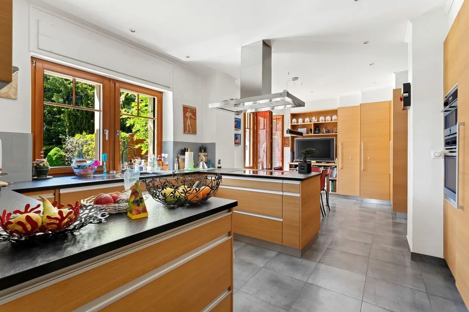 Unique! Magnificent estate in the heart of a green park – photo 7 of 13