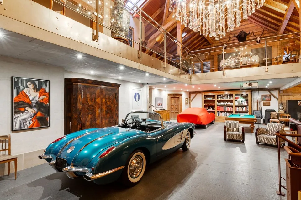 Unique! Magnificent estate in the heart of a green park – photo 13 of 13