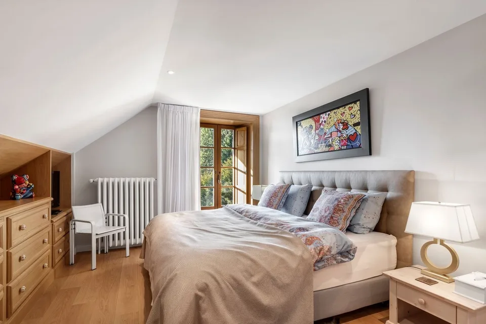 Unique! Magnificent estate in the heart of a green park – photo 11 of 13