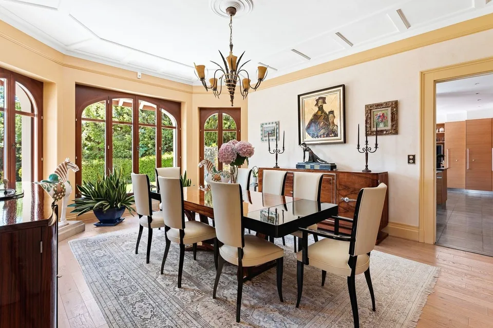 Unique! Magnificent estate in the heart of a green park – photo 6 of 13