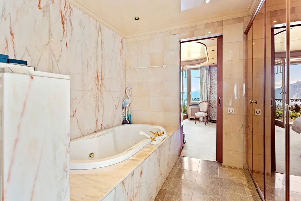 Unique! Magnificent estate in the heart of a green park – photo 10 of 13