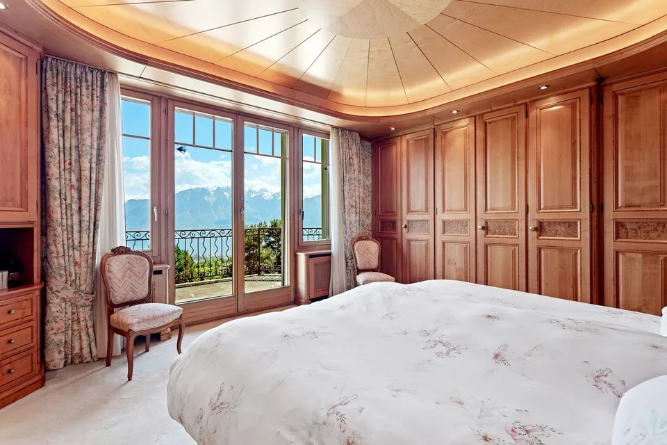 Unique! Magnificent estate in the heart of a green park – photo 9 of 13