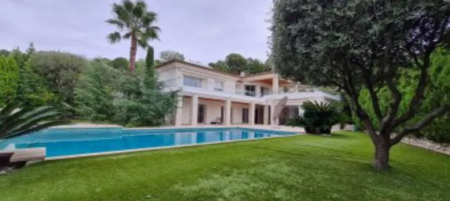 Mougins in un prestigioso golf club, lussuosa villa