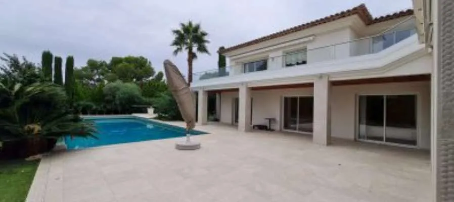 Mougins in un prestigioso golf club, lussuosa villa