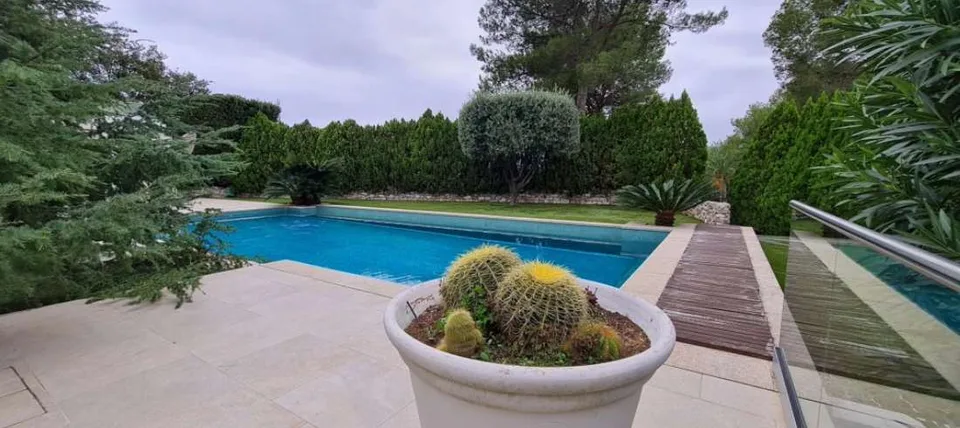 Mougins in un prestigioso golf club, lussuosa villa